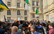 الجالية الجزائرية بفرنسا تتجمع أمام السفارة الجزائرية للمطالبة بالمغادرة الفورية للنظام