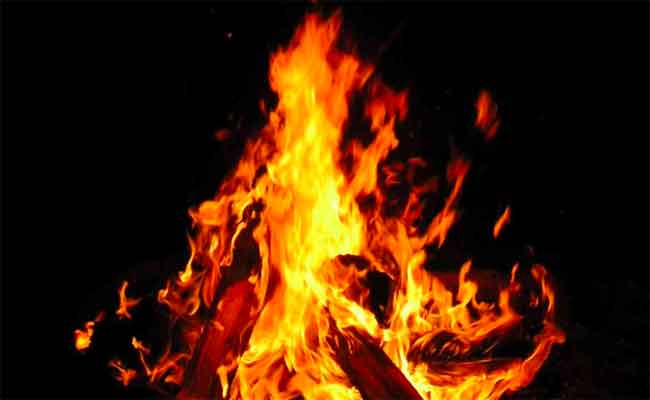 محتج يشعل النار في مكتب رئيس بلدية سيدي عبد الجبار بولاية معسكر