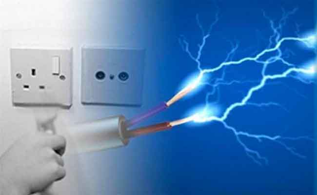 صعقة كهربائية تنهي حياة طفلة و منقذها بالوادي