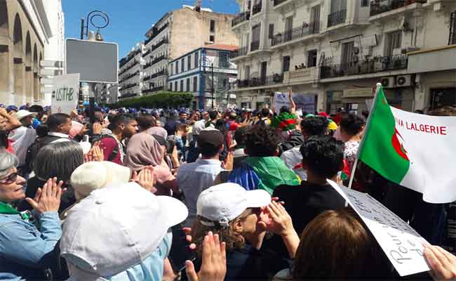 الطلبة ينظمون مسيرة سلمية  تدعم الحراك بالعاصمة وسط تعزيزات أمنية مشددة