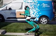 فورد تطور روبوتًا مع سيارة ذاتية القيادة لتسليم الطرود