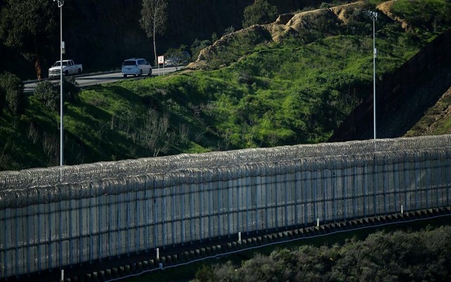 1,5 مليار دولار لبناء جدار حدودي مع المكسيك