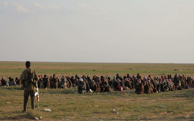 ” سي آي أي ” نقلت سراً 30 معتقلا “داعشيا” من سوريا للعراق