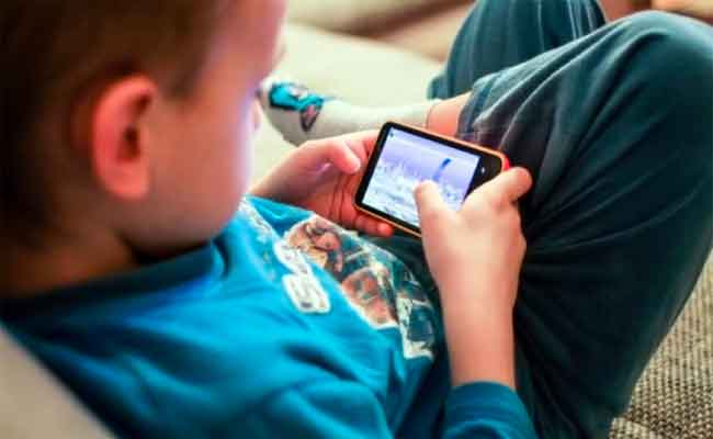 ثلثي أطفال الجزائر لديهم هواتف ذكية