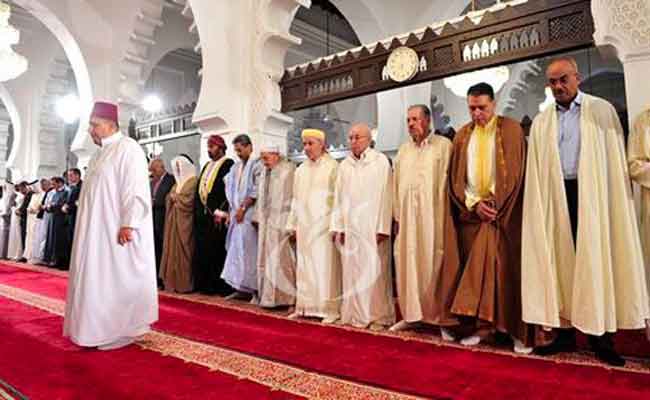 بن صالح يؤدي صلاة العيد رفقة بوشارب و بدوي بالجامع الكبير