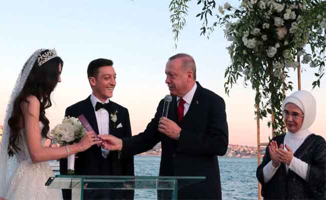 مسعود أوزيل وأمينة جولشن يدخلان القفص الذهبي في حفل أسطوري بحضور أردوغان