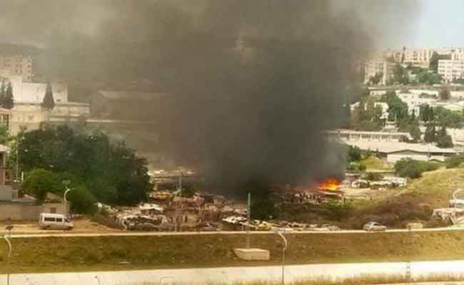 حريق بالمنطقة الصناعية “بالما” بقسنطينة يأتي على 80 سيارة و 6 أكواخ قصديرية