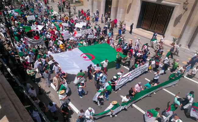 الحراك الشعبي يدخل جمعته الثامنة عشرة إصرار على رحيل رموز النظام و محاسبة المفسدين