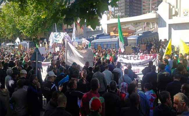 العمال و النقابيون يحتجون أمام مقر الاتحاد العام للعمال الجزائريين للمطالبة برحيل سيدي السعيد