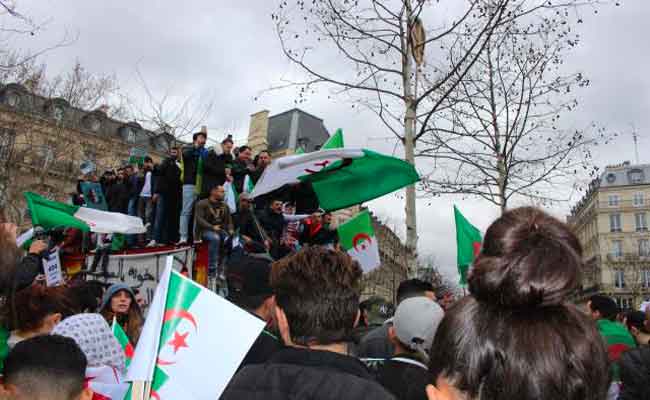 الجالية الجزائرية بفرنسا متشبتة برحيل النظام في تجمعها الخامس عشر