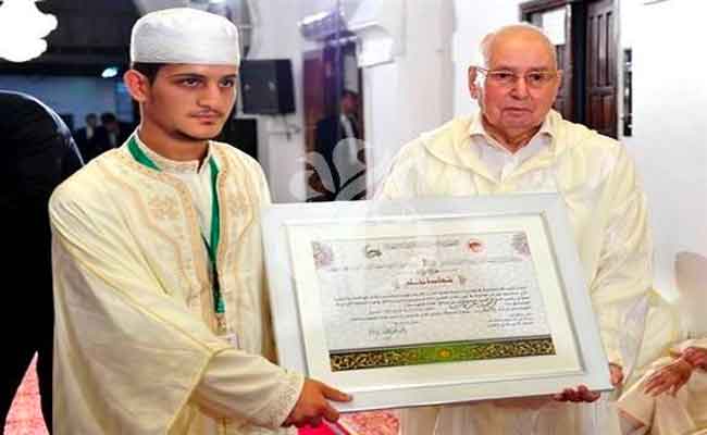 رئيس الدولة يشرف على حفل تكريم الفائزين في مسابقة جائزة الجزائر الدولية لحفظ القرآن