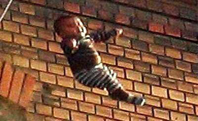 سقوط طفل من الطابق الرابع لعمارة ينهي حياته بالمدية