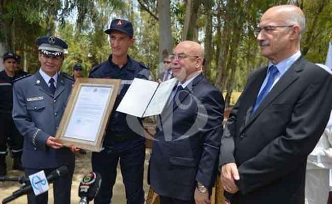 وزير الداخلية يمنح “وسام الشجاعة” للعريف سحنون الذي أنقذ امرأتين من الموت