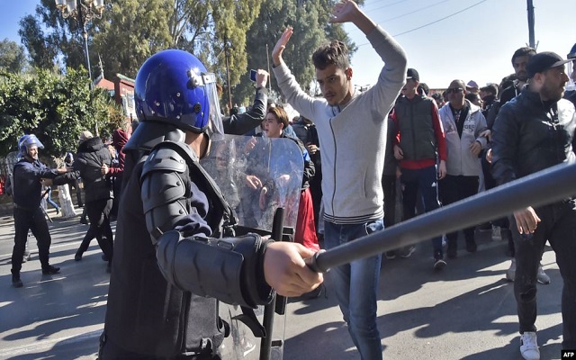 القايد صالح سنقيل بدوي وإن بقيت المظاهرات فالعصا لمن عصى