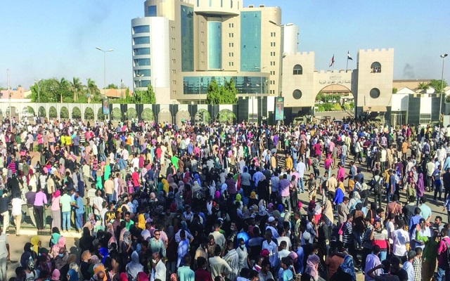 النضال مستمر صلاة العيد ستقام في ساحات الإعتصام