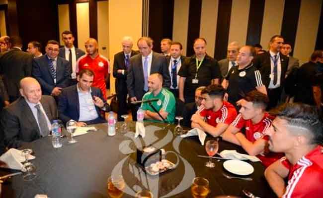 بن صالح يزور بعثة المنتخب الوطني بمقر إقامتها بالقاهرة عشية النهائي