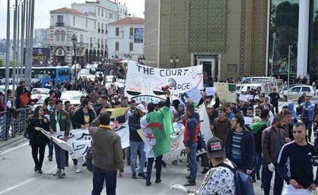 الحراك الشعبي : الطلبة متشبتون برحيل النظام و يطالبون بارجاع السلطة للشعب