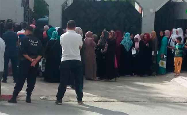 احتجاج العشرات من المواطنين على إقصائهم من مساكين اجتماعية بسيدي بلعباس