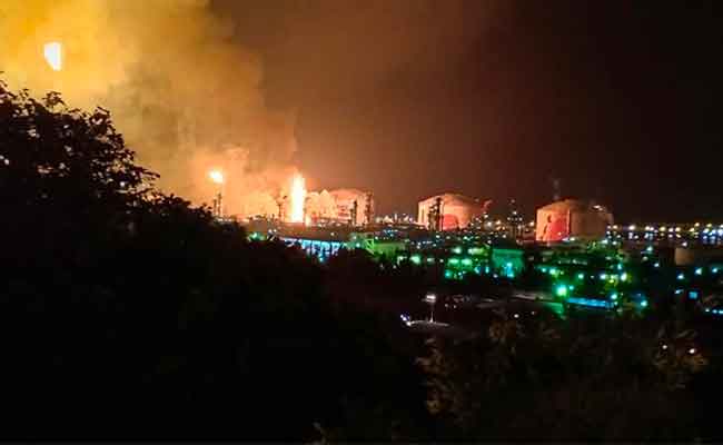 انفجار وحدة انتاج بيتروكيميائي بارزبو بوهران يخلف 4 جرحى