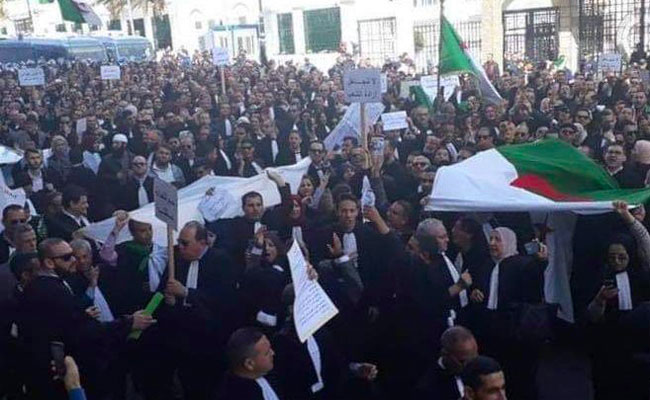 الحراك الشعبي : مسيرة المحامين تطالب بإطلاق سراح المعتقلين