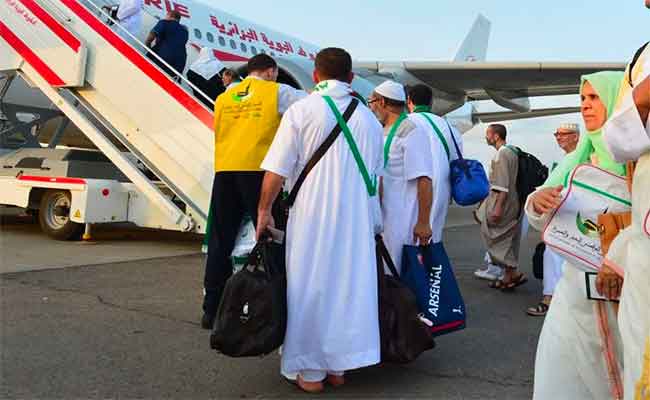 أول فوج  للحجاج يغادر المطار الدولي هواري بومدين نحو المدينة المنورة