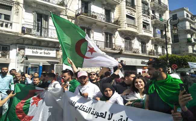 الطلبة يواصلون مسيراتهم السلملية مجددين مطالبهم بـ”تغيير النظام” و “محاربة الفساد”