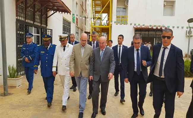 دحمون في زيارة تفقدية لمقر إقامة وحدات حفظ النظام العام بزرالدة