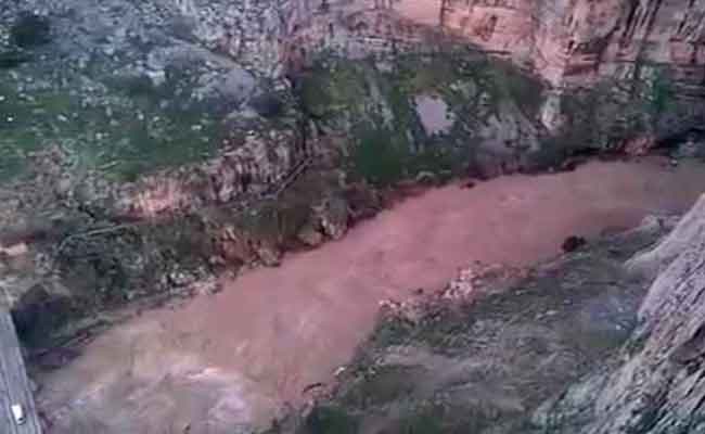 فيضانات وادي الرمال بقسنطينة تجرف خمسينيا مازال مفقودا