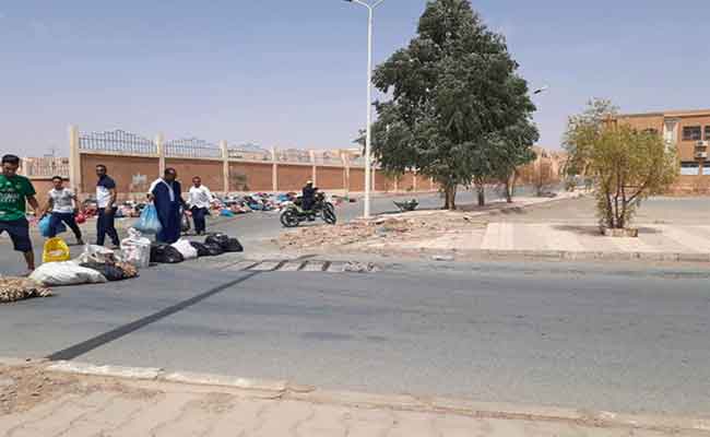 احتجاج ساكنة بشار على مشكل رفع القمامة بقطع الطريق بالقمامة