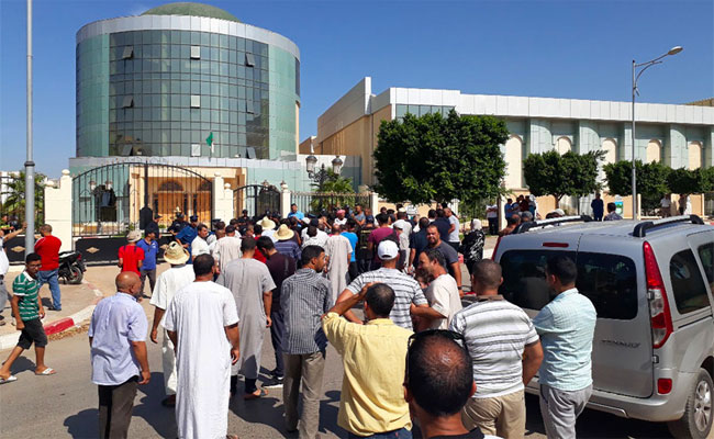 محتجون يقتحمون دار الثقافة و يمنعون تنصيب ممثل لجنة الحوار بالشلف