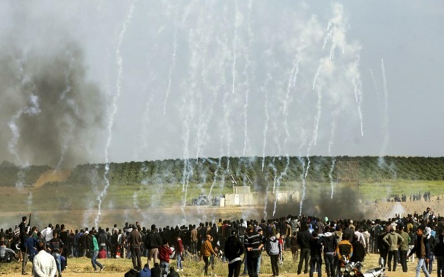 خلال قمع القوات الإسرائيلية لمسيرة العودة أصيب 54 فلسطينيا...