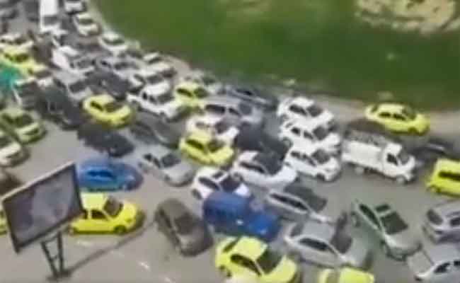 مواطنون من سكان البنايات الهشة يغلقون الطريق للمطالبة بسكن لائق بعنابة