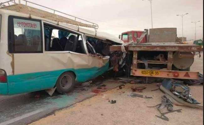 إصطدام حافلة لنقل المسافرين بشاحنة يخلف قتيلا و 8 جرحى بالبيض