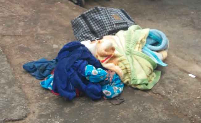 مواطن يعثر على رضيعة حديثة الولادة مرمية بين القمامة في بلدية عين بسام البويرة