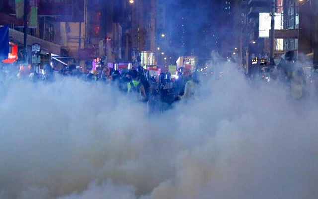 صدامات عنيفة في هونغ كونغ بين الشرطة والمتظاهرون