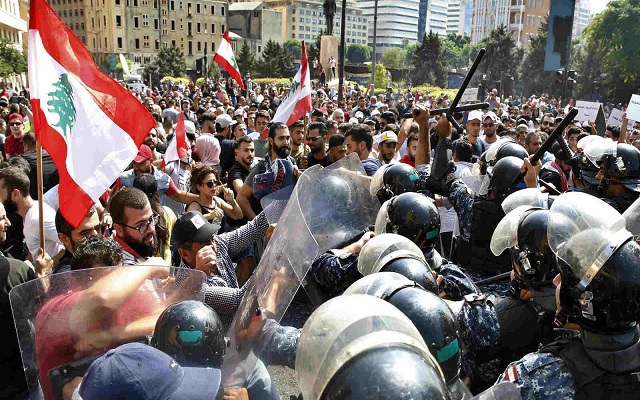 الشعب اللبناني ينتفض احتجاجا على الفساد وتدهور الأوضاع الاقتصادية