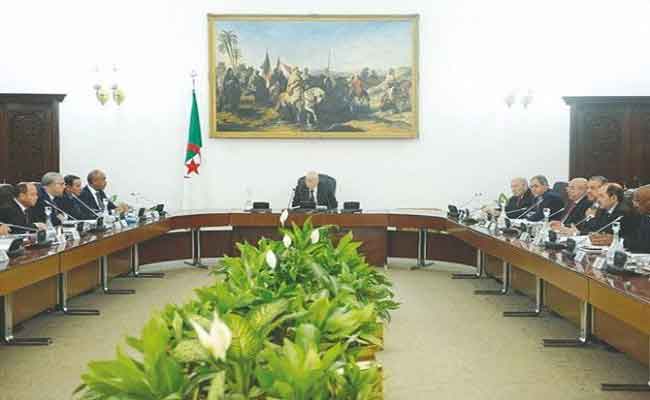 مصادقة مجلس الوزراء على قانوني المالية والمحروقات