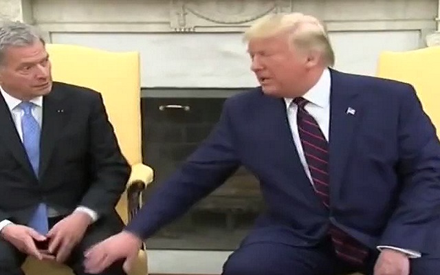 الرئيس الفنلندي لترامب لا تلمسني