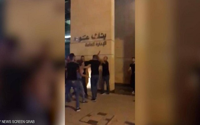 لبنانية تركل حارس أحد الوزراء لتتحول تتحول لأيقونة المظاهرات