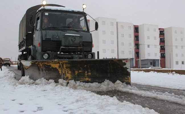 الجيش يفك العزلة على عدة قرى و يفتح الطرقات بولاية سيدي بلعباس