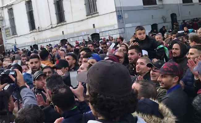 الحراك الشعبي : الطلبة في مسيرتهم الـ39 يتشبتون بالتغيير الجذري للنظام