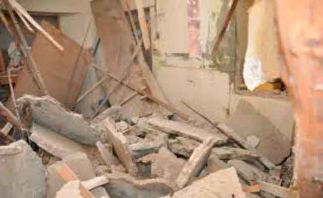 عائلة من 8 أفراد تنجو بأعجوبة من موت محقق بعد انهيار مسكنها بالوادي