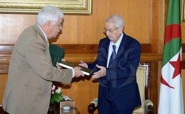رئيس المجلس الوطني لحقوق الإنسان لزهاري يسلم رئيس الدولة التقرير السنوي لحقوق الإنسان في الجزائر لسنة 2018