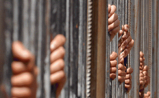 القايد صالح يتوعد بملء السجون بالشرفاء