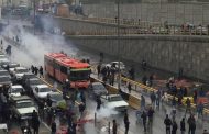 محتجون يضرمون النيران في مصرف بإيران