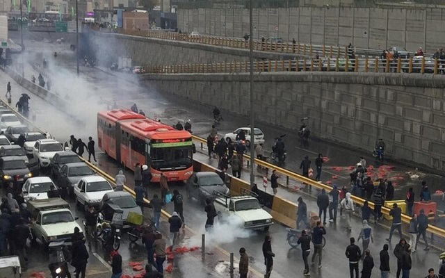 محتجون يضرمون النيران في مصرف بإيران