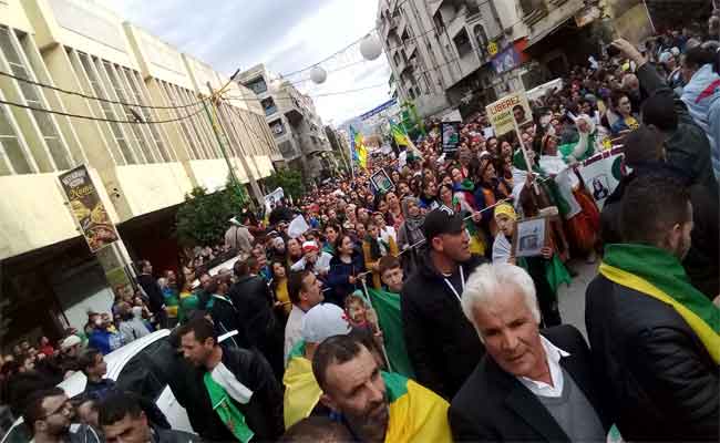 الحراك الشعبي في جمعته الـ44 : المتظاهرون يؤدون القسم على مواصلة الحراك إلى أن يتم التغيير الحقيقي