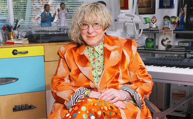 وفاة صاحبة أغنية مسلسل “فريندز” عن عمر يناهز 72 عاما…