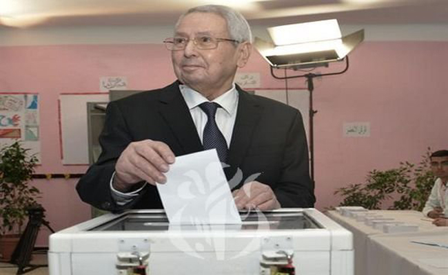 بن صالح يؤدي واجبه الانتخابي