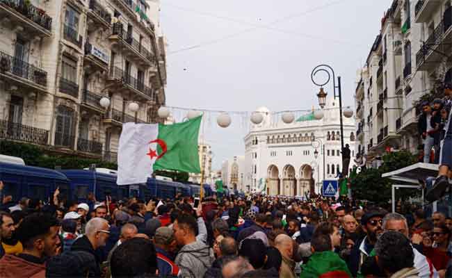 الحراك الشعبي يتواصل في أول جمعة بعد الانتخابات و إصرار على التغيير